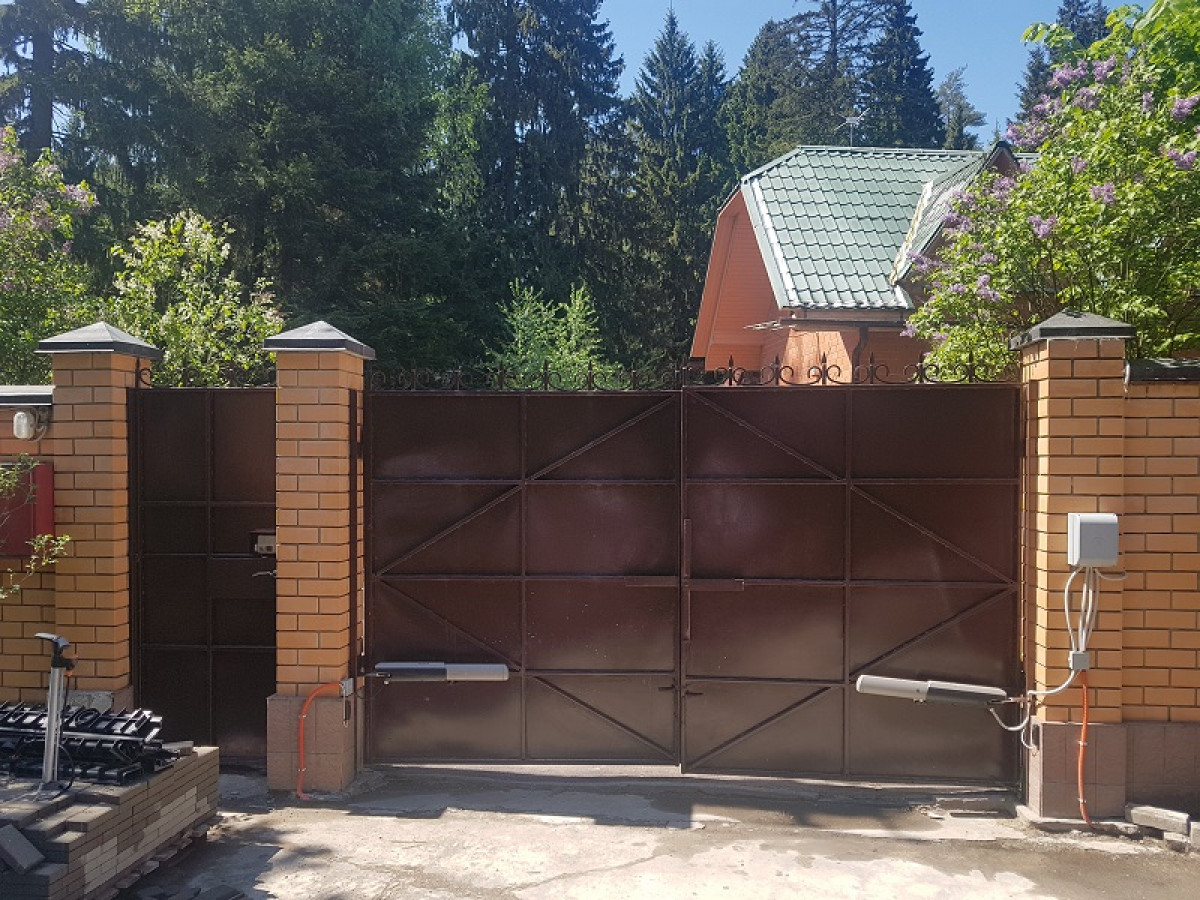 Распашные ворота с металлическим полотном и ковкой