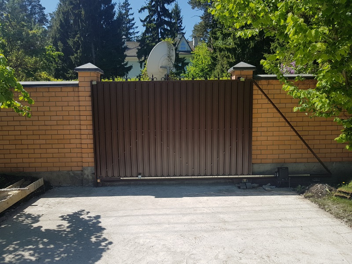 Простые откатные ворота с металлическим штакетником